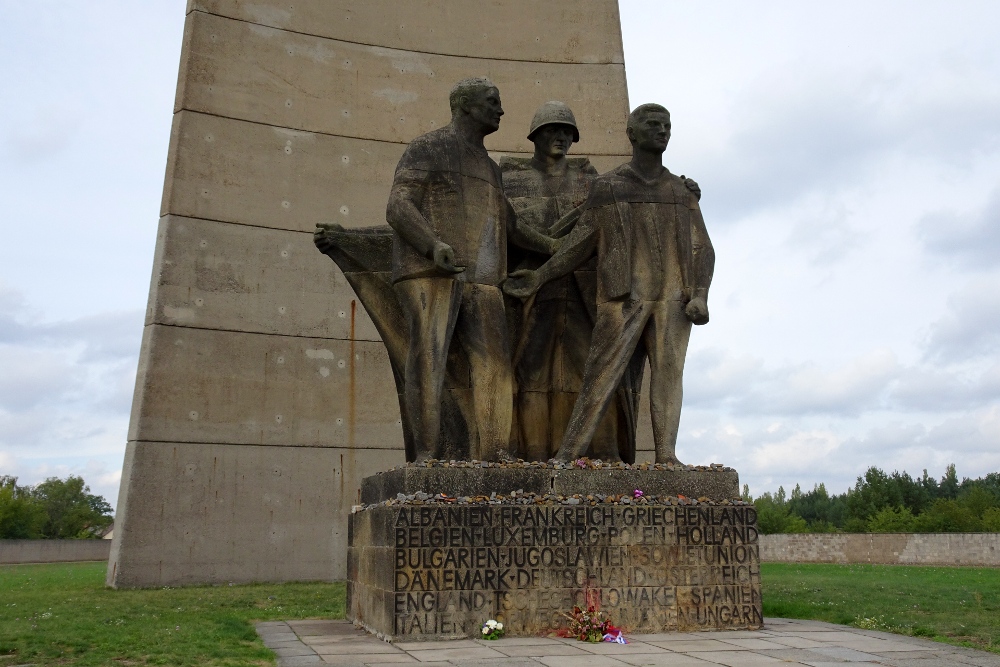 Herdenkingsstandbeeld Concentratiekamp Sachsenhausen #5