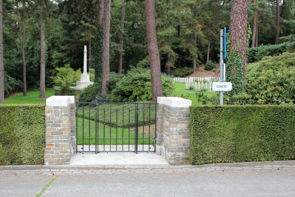 Commonwealth War Cemetery Kasterlee #1