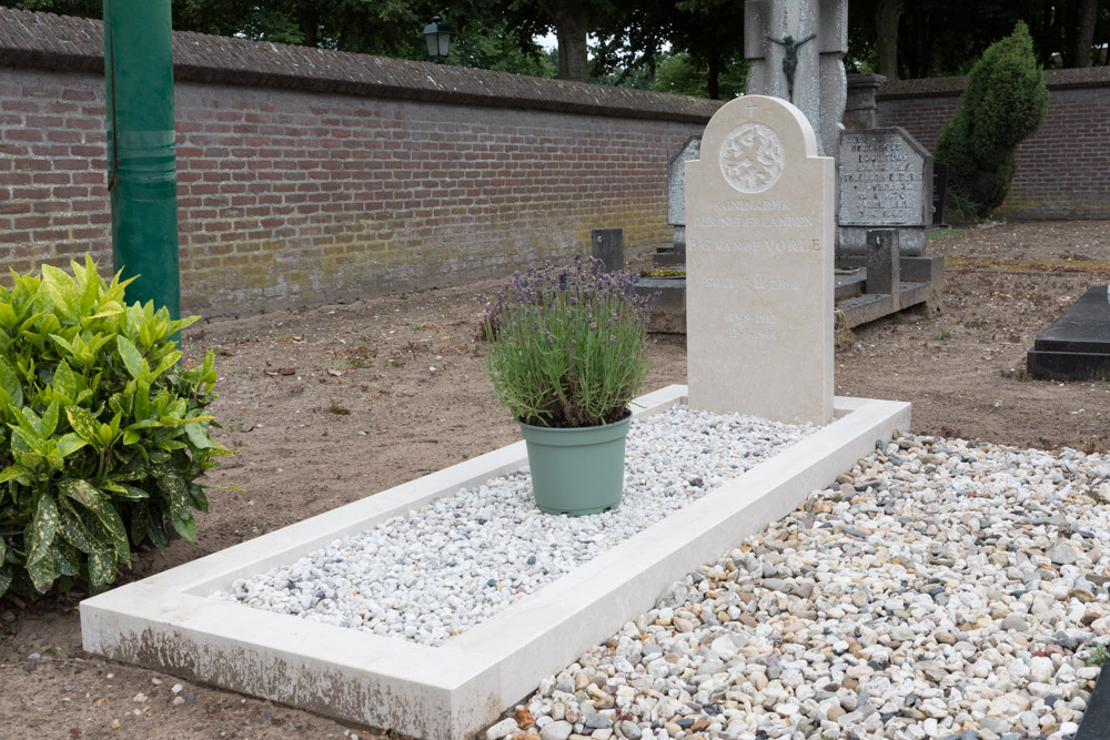 Dutch War Grave Sint Anthonis #1