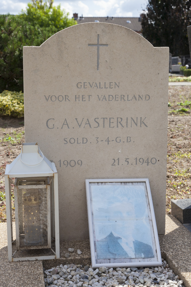 Nederlands Oorlogsgraf Rooms Katholieke Begraafplaats Deurningen #2