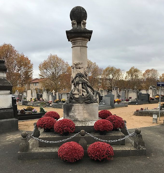 Oorlogsmonumenten Begraafplaats Villefranche-sur-Sane #2