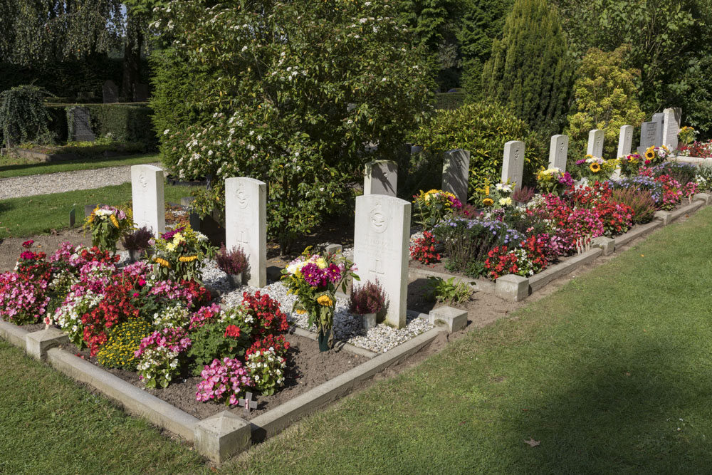 Commonwealth War Graves Municipal Cemetery North and South Oosterbeek