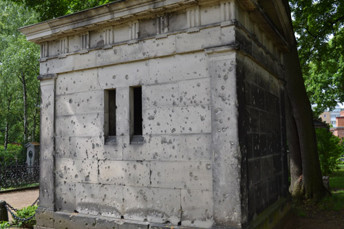 Kogelinslagen Grafmonumenten Dorotheenstdtischer Friedhof #1