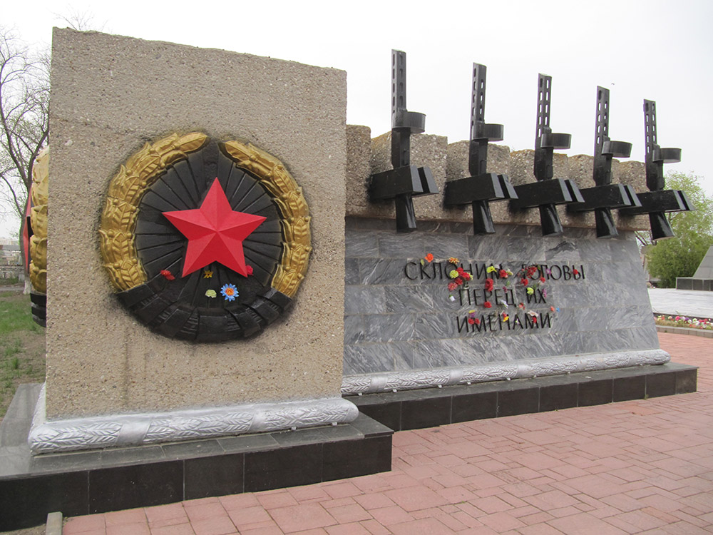 Massagraf Sovjetsoldaten & Oorlogsmonument 1941-1945 #2