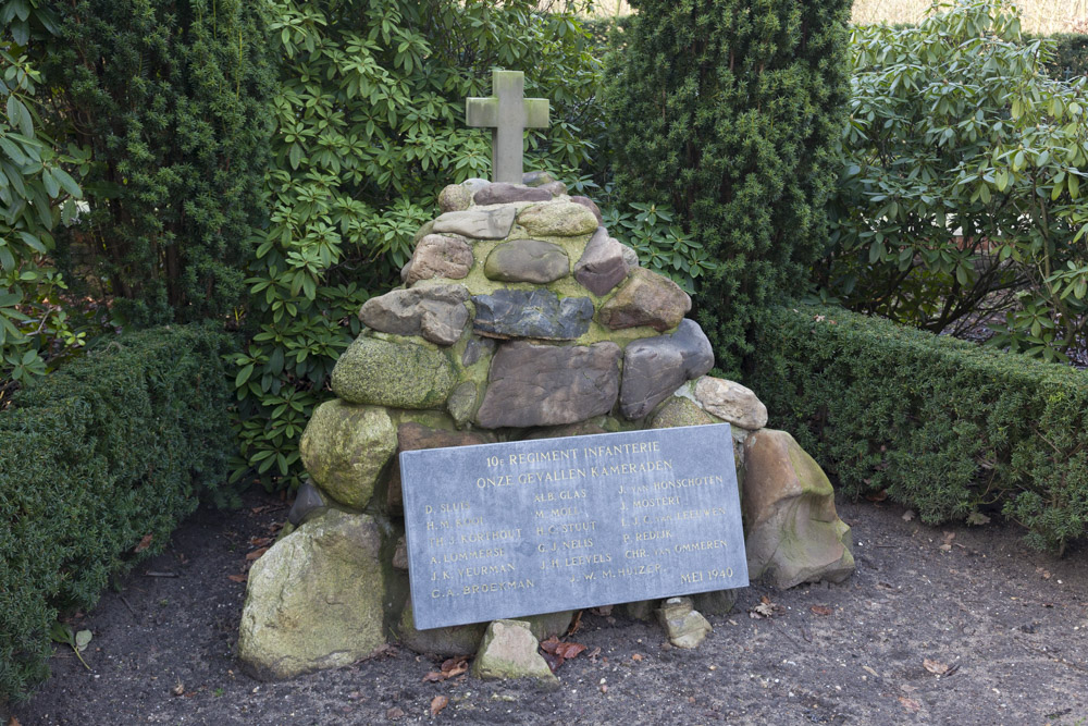 Monument Nederlands 10e Regiment Infanterie Nederlandse Militair Ereveld Grebbeberg #1