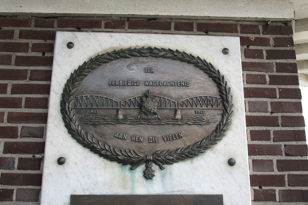 Memorial Killed Soldiers Willemsbridge #2