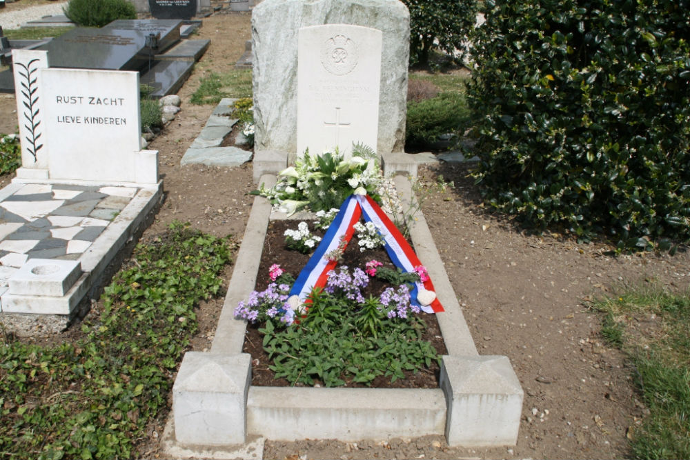Commonwealth War Grave General Cemetery Ophemert #1