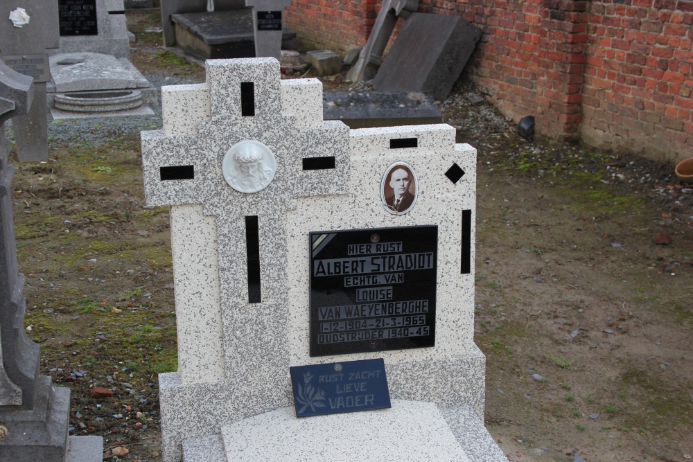 Belgian Graves Veterans Ophasselt Churchyard #1