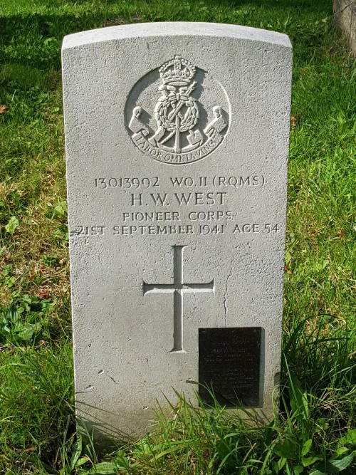 Commonwealth War Graves St. Nicholas Churchyard #3