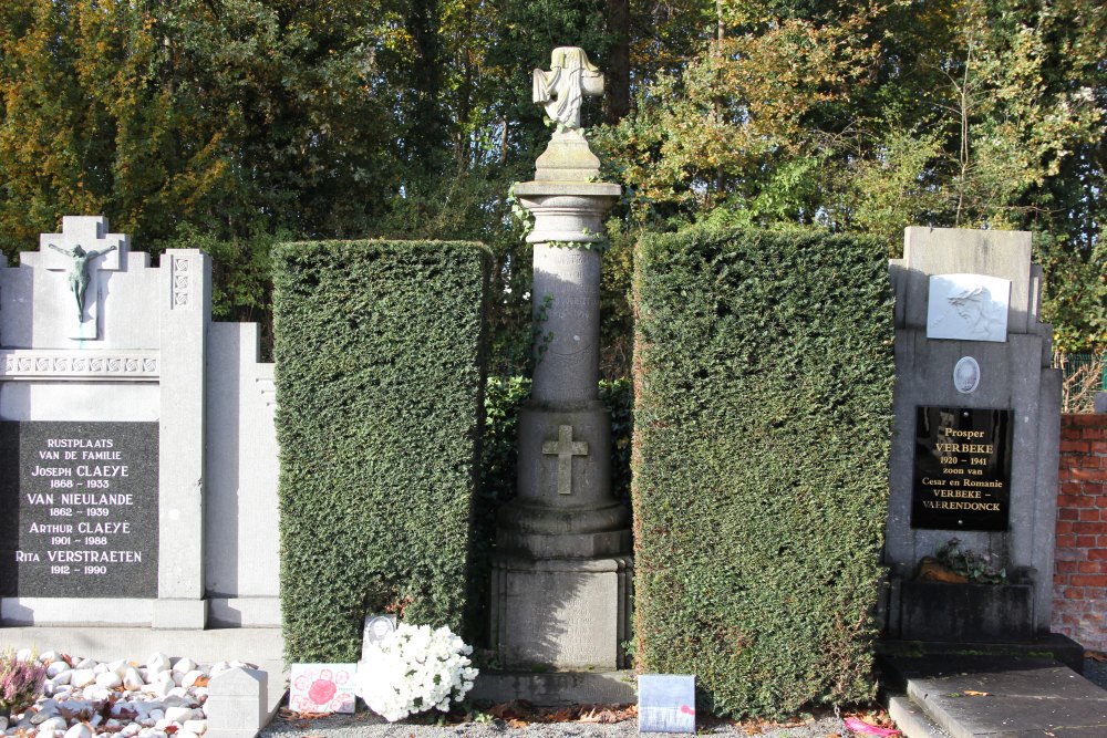 War Memorial Cemetery Elversele #1