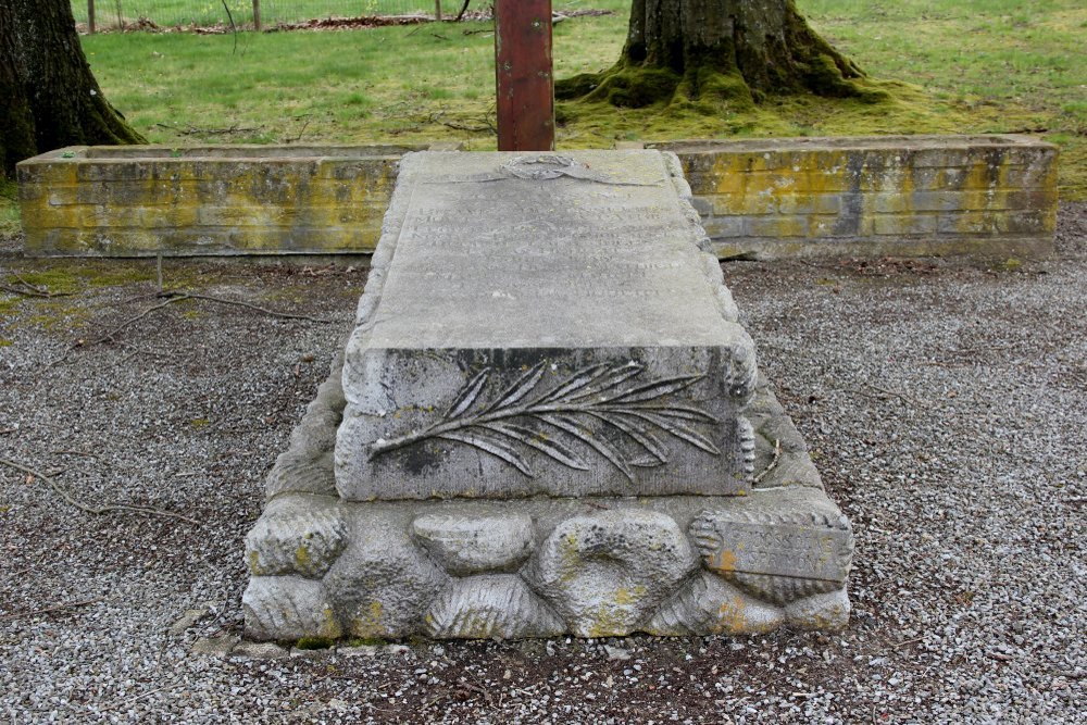 Oorlogsmonument Desnié #2