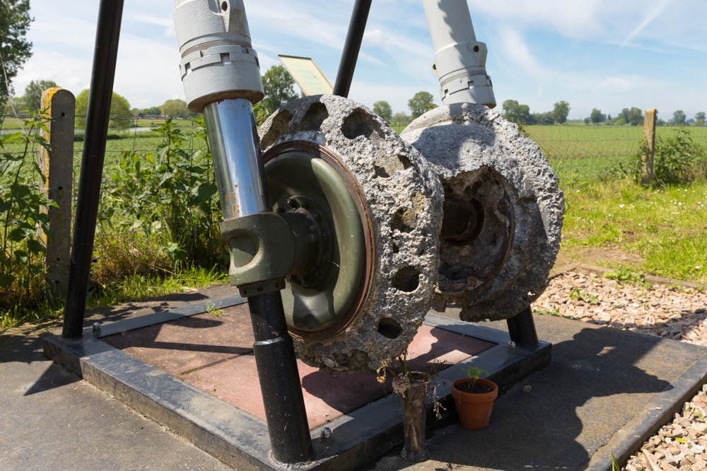 Monument Landing Gear Stirling Batenburg #5