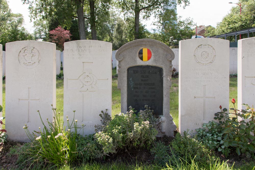 Oorlogsbegraafplaats van het Gemenebest Zuydcoote Military Cemetery #3