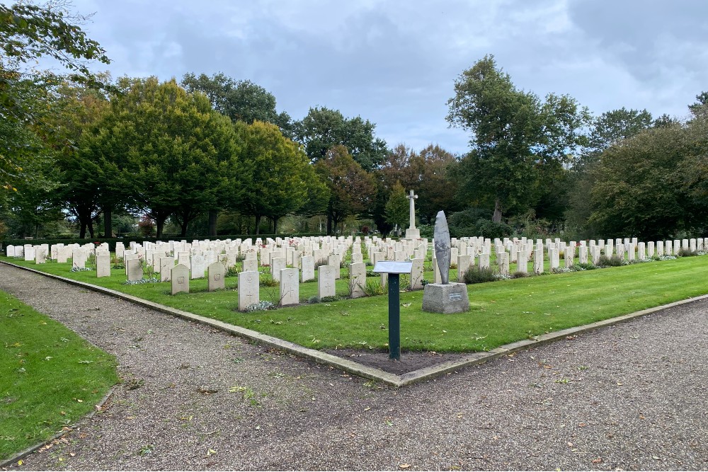 Commonwealth War Graves General Cemetery Bergen #1