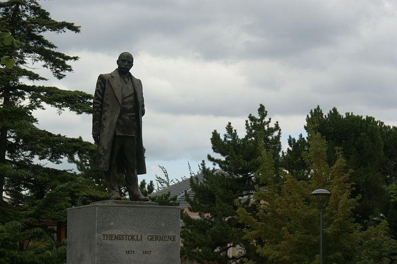 Standbeeld Themistokli Gërmenji #1