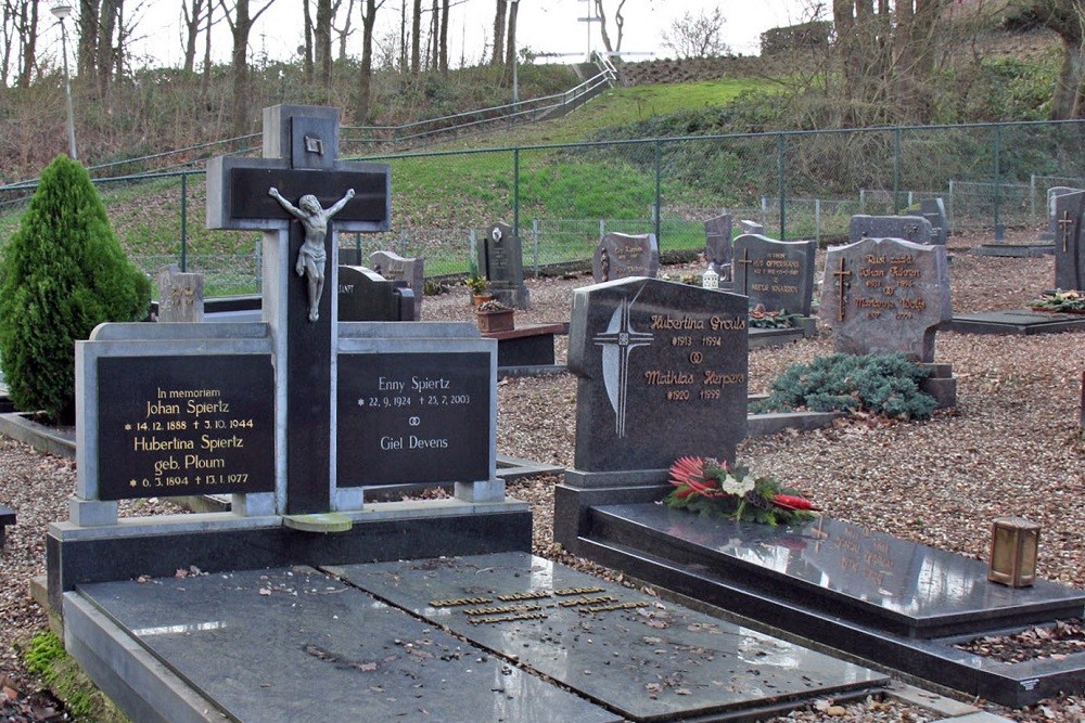 Dutch War Grave Municipal Cemetery Haanrade #3