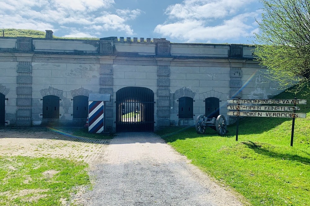 Lori Veness brengt weer een stukje oorlogsgeschiedenis van oom Walter naar Fort Sabina