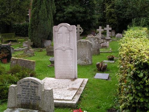 Commonwealth War Grave St John the Baptist Churchyard Extension