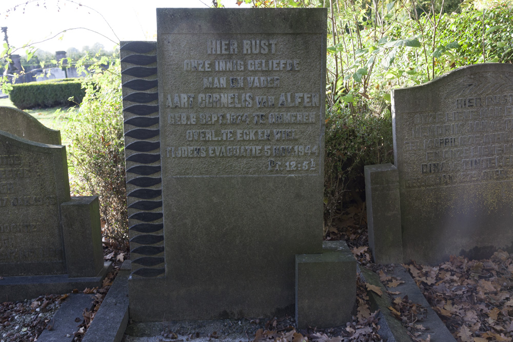 Dutch War Graves Municipal Cemetery Eck en Wiel #4