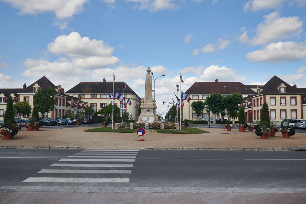 Oorlogsmonument Châteauneuf-sur-Loire #1
