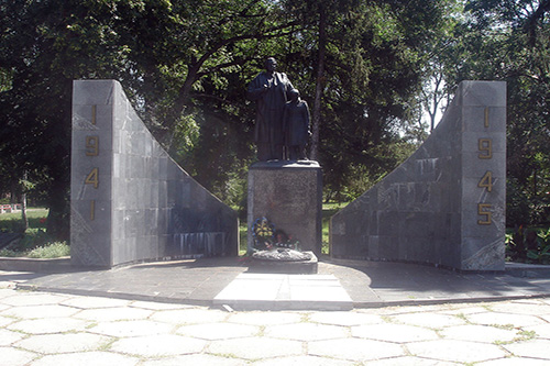 Massagraf Russische Soldaten & Oorlogsmonument