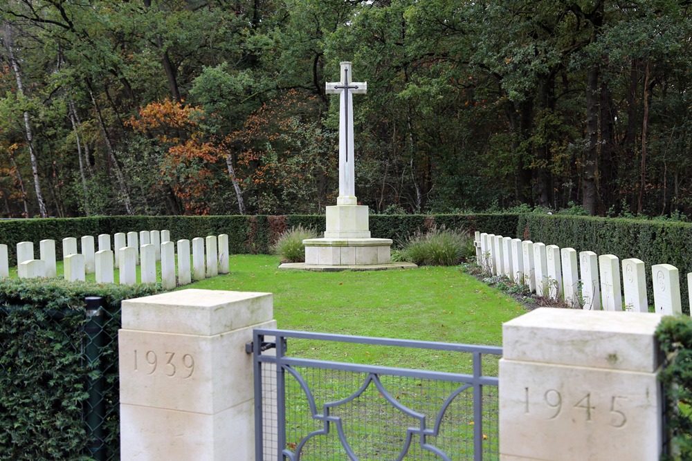 Oorlogsgraven van het Gemenebest Rooms Katholiek Kerkhof Swartbroek #2