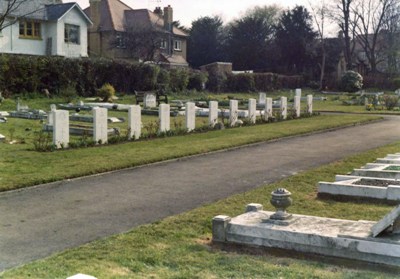 Commonwealth War Graves Cuddington Cemetery
