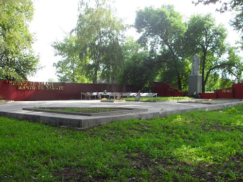 Massagraf Sovjetsoldaten & Oorlogsmonument Yablochnoye