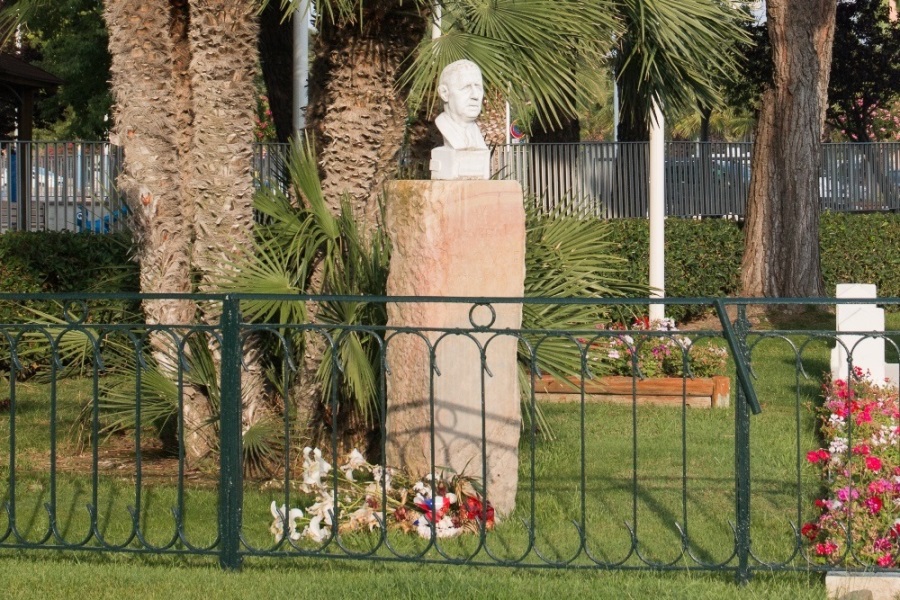 Bust of De Gaulle #1