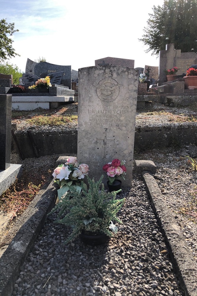 Commonwealth War Grave Chtelraould-Saint-Louvent Churchyard #2