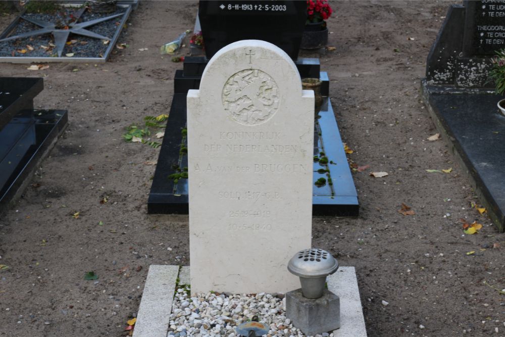 Dutch War Grave Roman Catholic Cemetery Cromvoirt #1