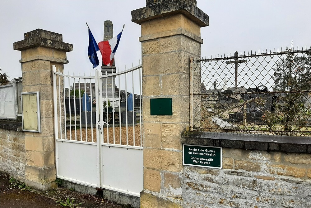 Oorlogsgraven van het Gemenebest Noyers-Bocage #4