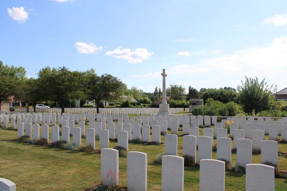 Le Touret Military Cemetery and Memorial (Richebourg) - Tripadvisor