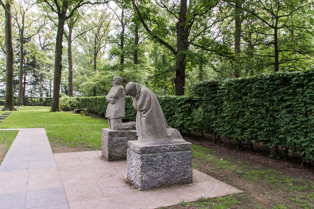 Monument Treurend Ouderpaar Vladslo #2