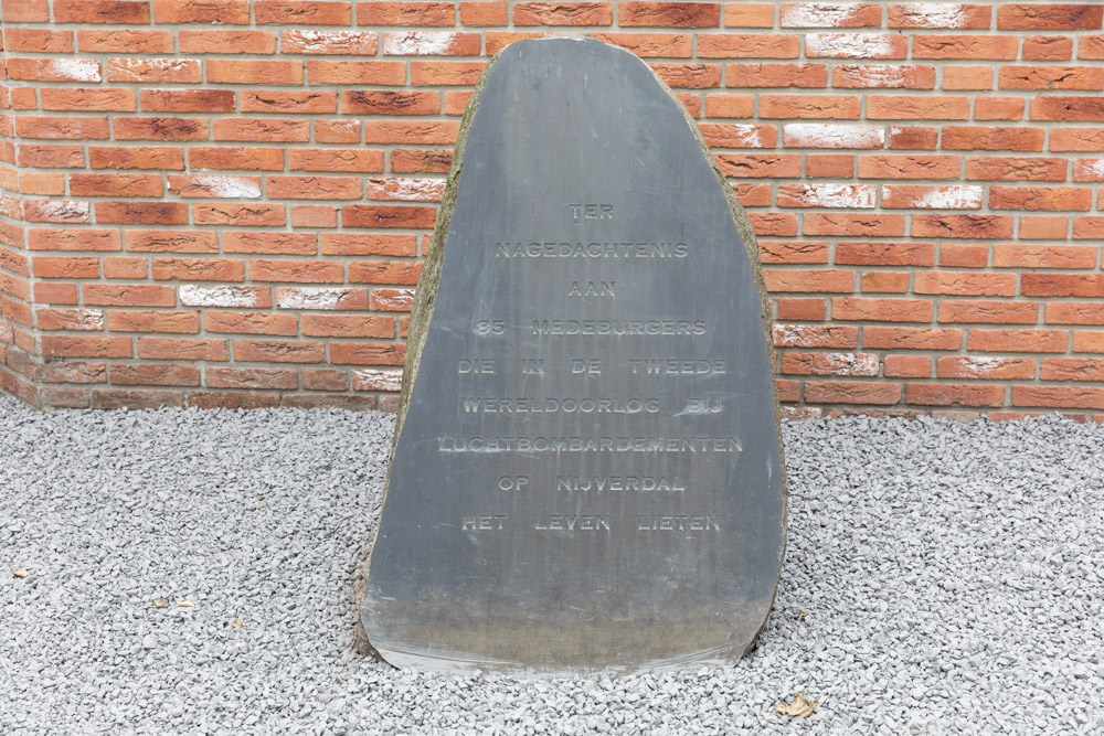 Monument Slachtoffers Bombardementen Nijverdal #1