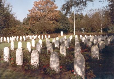 Dutch War Cemetery Mill Hill #1