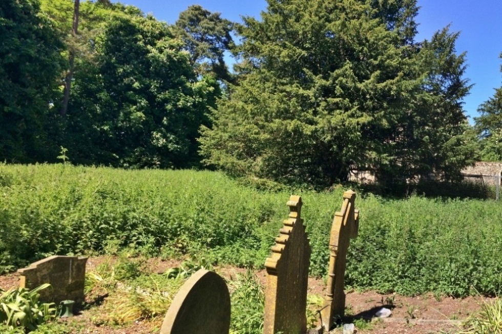 Commonwealth War Graves St. Wandregesilus Churchyard #1