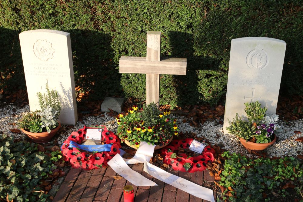 Commonwealth War Graves Roman Catholic Churchyard Sint-Oedenrode #4