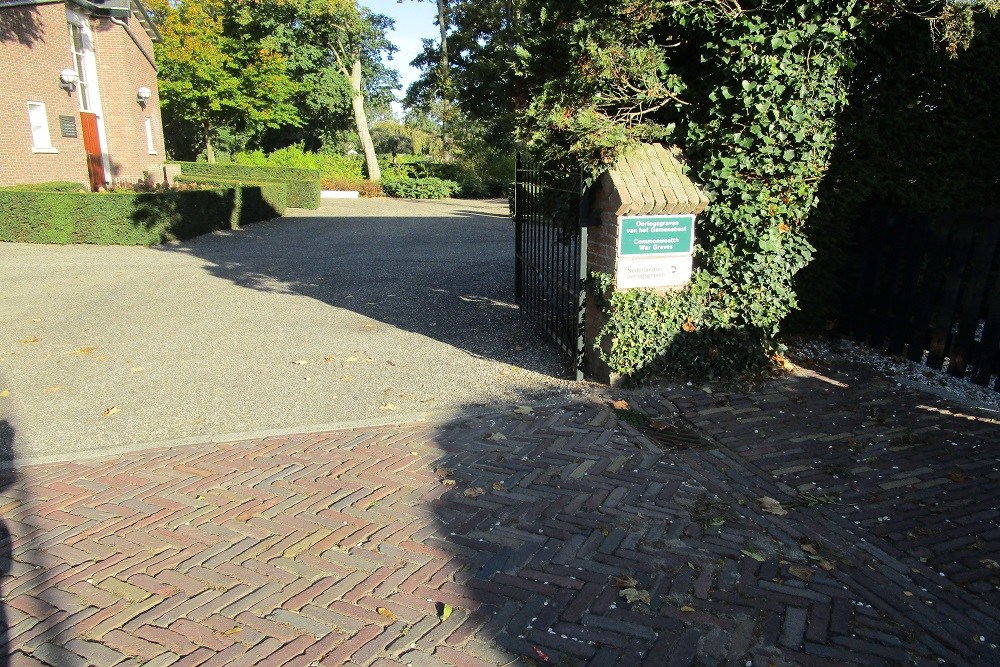 Commonwealth War Graves Protestant Cemetery Strijen