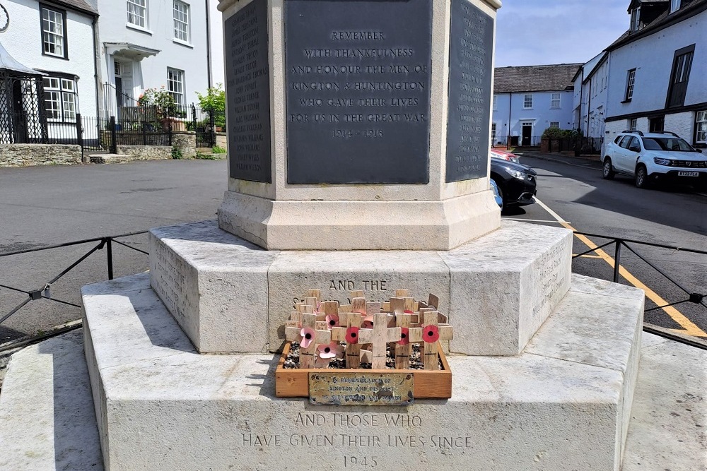 Oorlogsmonument Kington #2