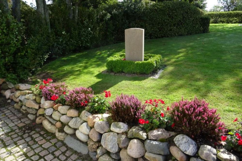 Commonwealth War Grave Vederso Churchyard #1
