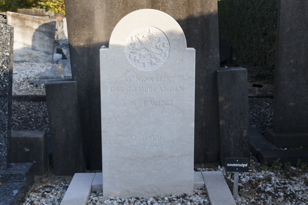 Dutch War Graves Municipal Cemetery Eck en Wiel