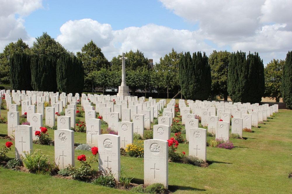 Commonwealth War Cemetery Mteren #1