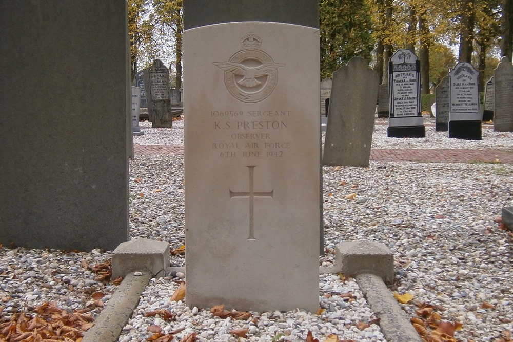 Commonwealth War Grave Municipal Cemetery Kollum #2