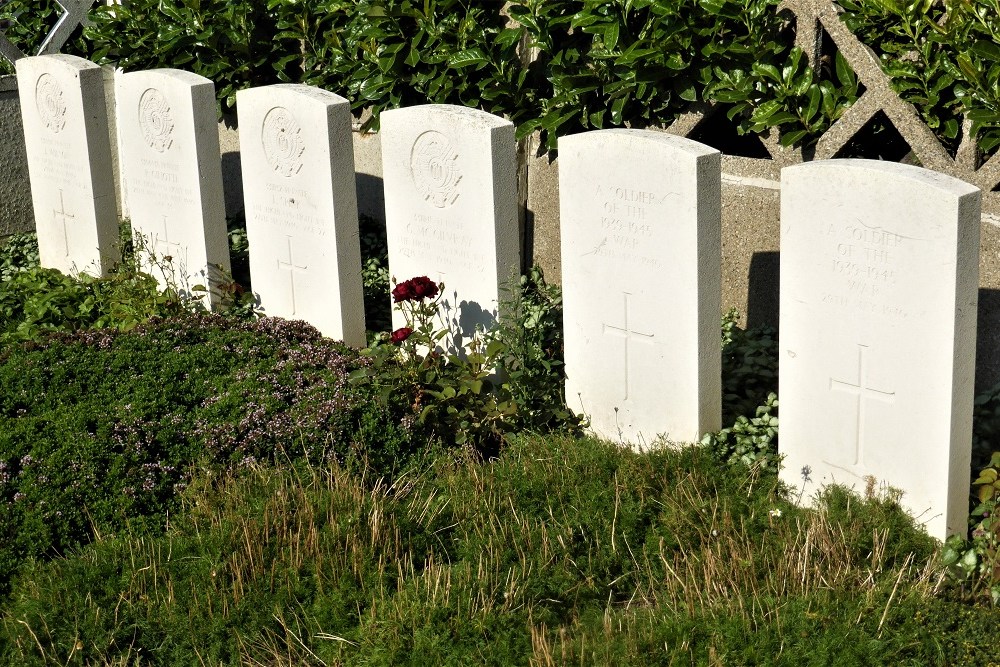 Oorlogsgraven van het Gemenebest Oost-Cappel #2