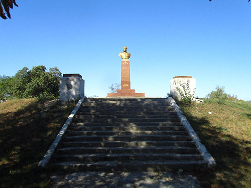 Monument Luitenant-generaal Zakhar K. Slyusarenko #1