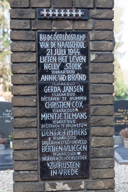 Monument Leerlingen Naaischool Rumpen #3