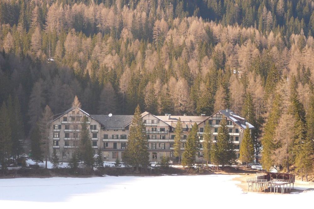 Gedenkteken Bevrijding SS-gevangenen bij Hotel Pragser Wildsee