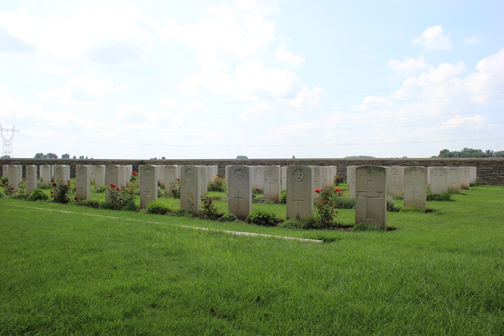 Commonwealth War Cemetery Thiennes #2