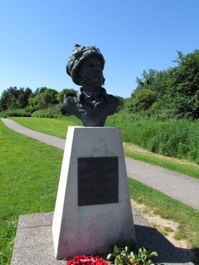 Monument Majoor John Howard Bénouville #1